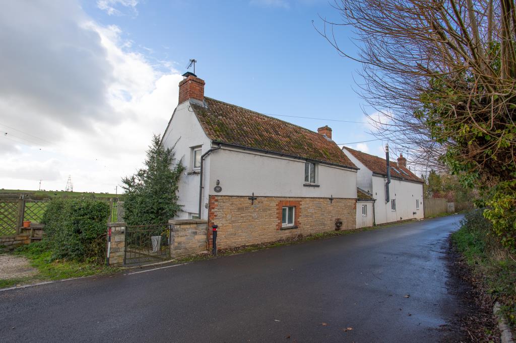 Lot: 41 - SEMI-DETACHED COTTAGE WITH RURAL OUTLOOK -